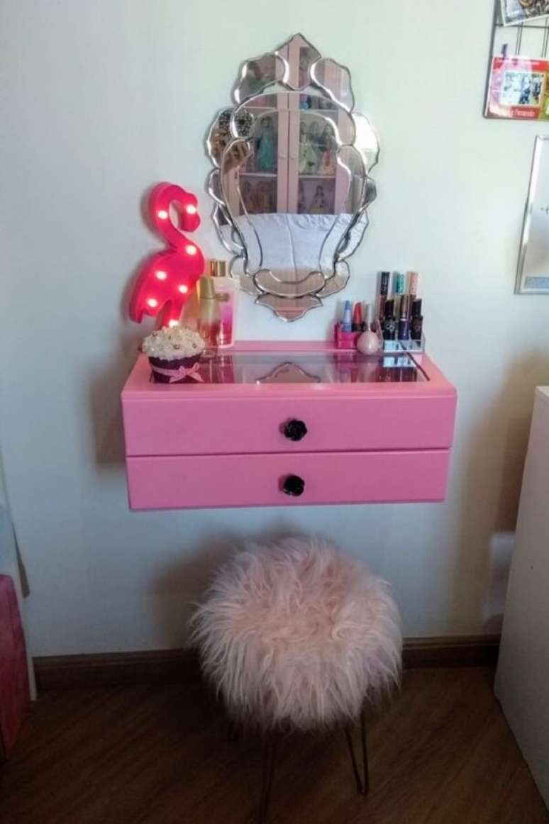 11. A penteadeira rosa suspensa cabe em qualquer cantinho do quarto. Fonte: Pinterest