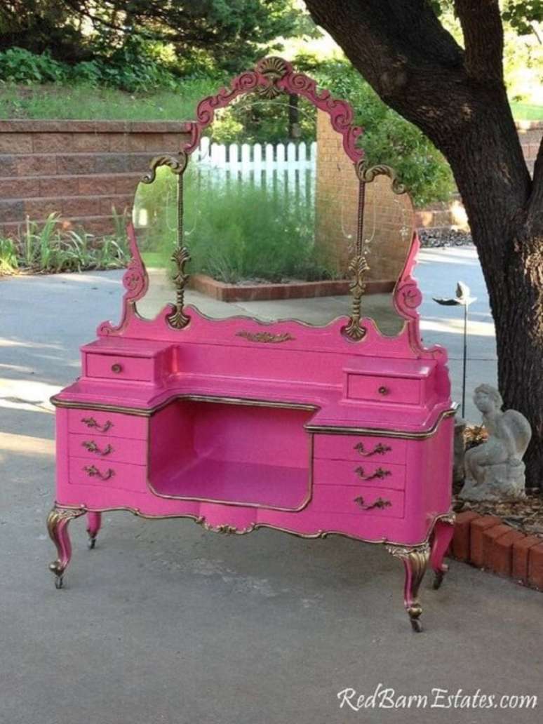 28. Modelo de penteadeira rosa pink com estilo colonial. Fonte: Pinterest