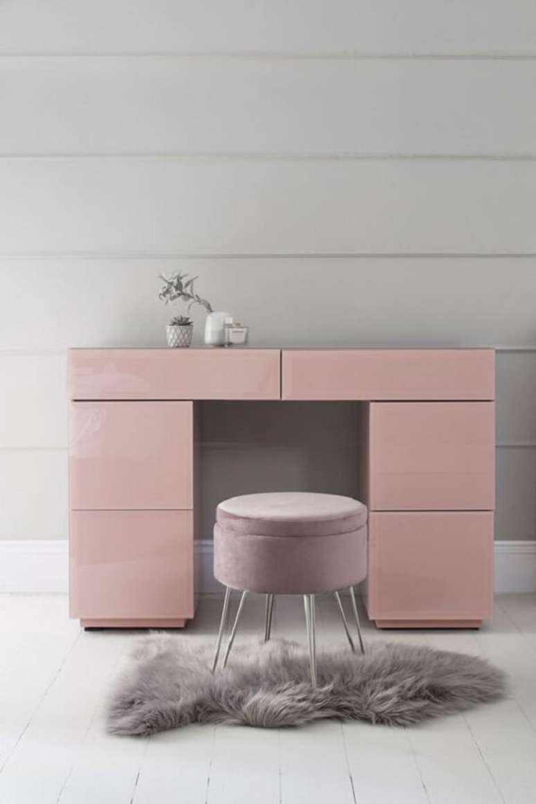 7. Penteadeira rosa com gavetas que auxiliam na organiza&ccedil;&atilde;o de produtos de beleza. Fonte: Pinterest