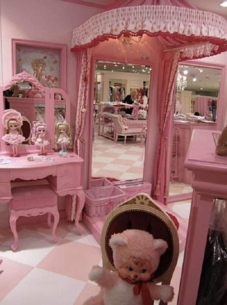 10. A penteadeira rosa serve de apoio para as bonecas colecionáveis. Fonte: Pinterest