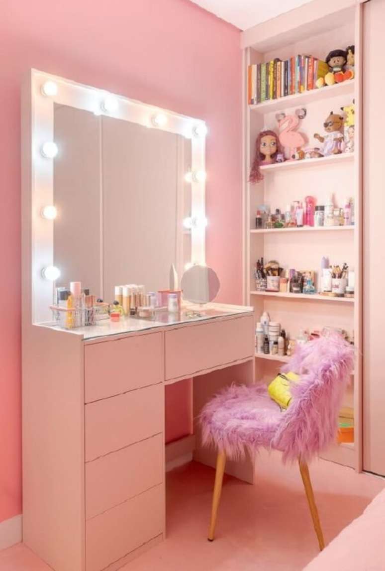 15. Cadeira para penteadeira rosa com acabamento peludo. Fonte: Revista Glamour
