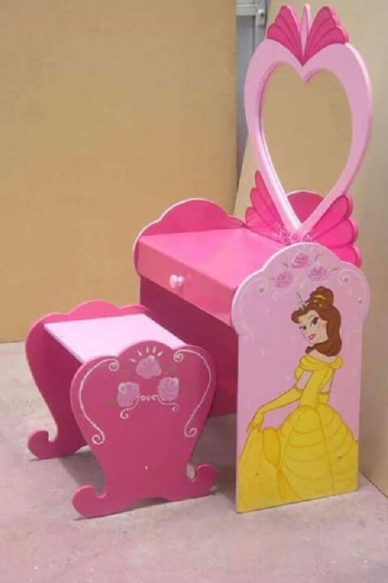 13. As crianças adoram a penteadeira rosa infantil das princesas. Fonte: Pinterest