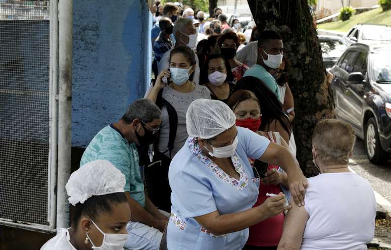 Vacina&ccedil;&atilde;o contra Covid-19 em  S&atilde;o Gon&ccedil;alo, Rio de Janeiro
 18/2/2021 REUTERS/Ricardo Moraes