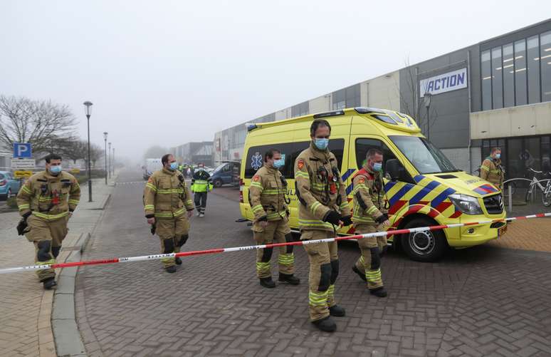 Equipes de emergência isolam área de centro de testes de Covid-19 alvo de explosão em Bovenkarspel, ao norte de Amsterdã
03/03/2021 REUTERS/Eva Plevier