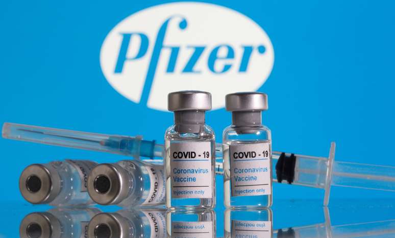 Frascos rotulados como de vacina contra Covid-19 em frente ao logo da Pfizer em foto de ilustração
09/02/2021 REUTERS/Dado Ruvic