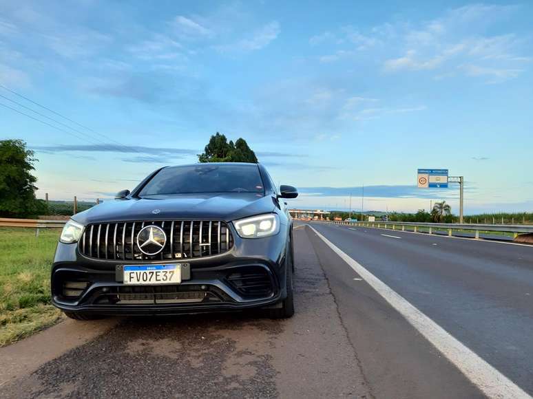 Dianteira do Mercedes-AMG GLC 63 S é agressiva, com frisos verticais.