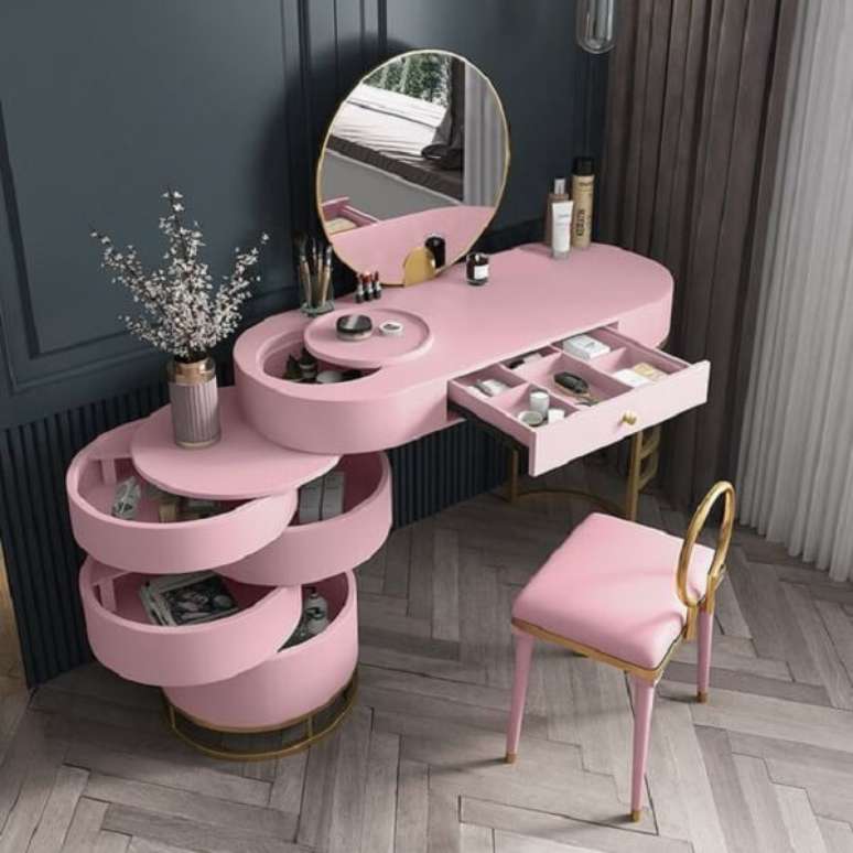 9. Penteadeira rosa funcional com diversas aberturas e compartimentos. Fonte: Pinterest