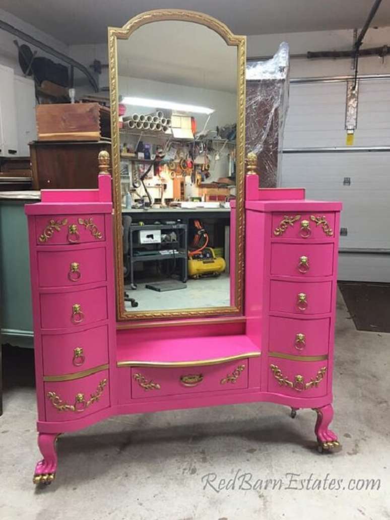 26. Modelo de penteadeira rosa pink com espelho e diversas gavetas. Fonte: Etsy