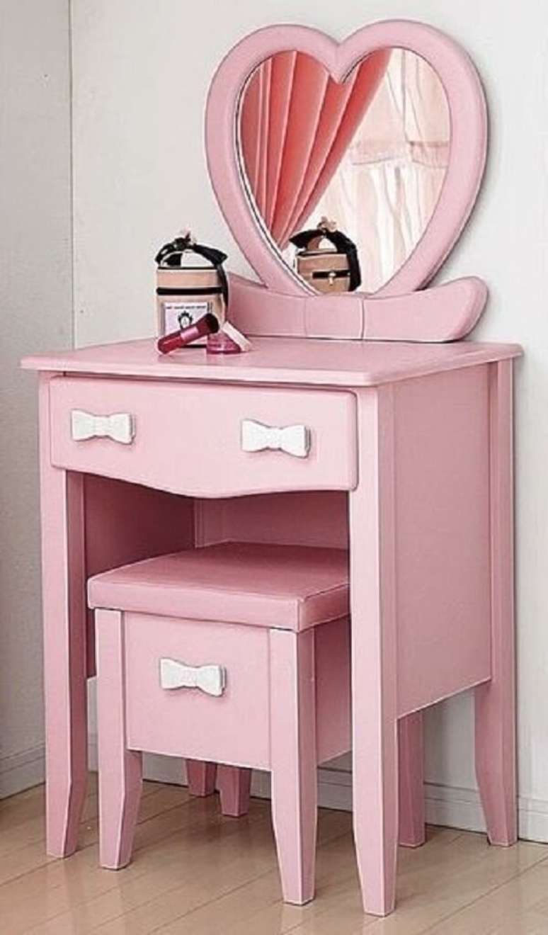 32. Penteadeira cor de rosa com puxadores em forma de laços é pura fofura. Fonte: Pinterest