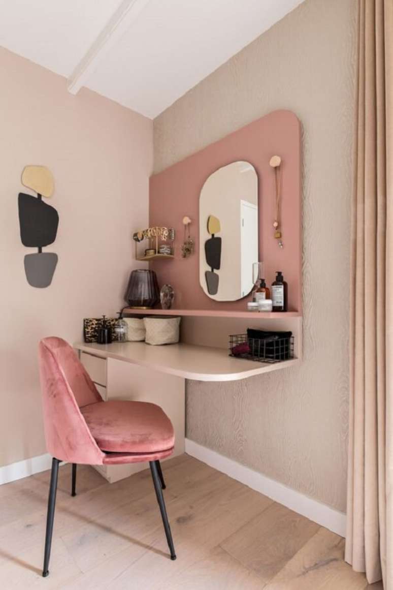 4. Penteadeira suspensa rosa e branca otimiza espaço no dormitório. Fonte: Karwei