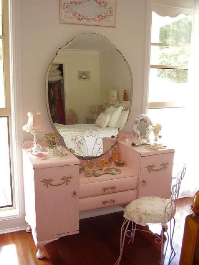 45. Penteadeira rosa vintage traz personalidade ao c&ocirc;modo. Fonte: Pinterest