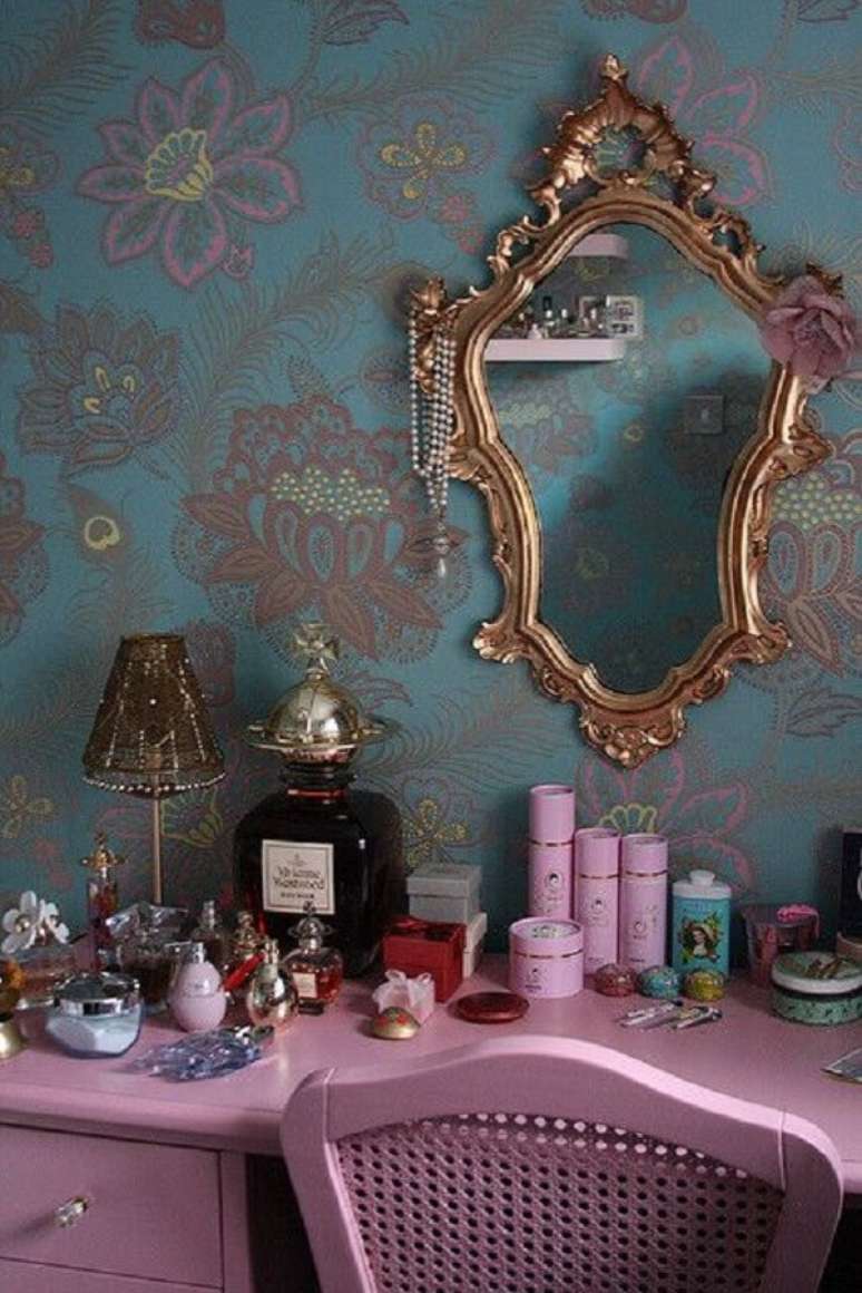 12. Acomode diversos produtos de beleza e perfumes sobre a penteadeira rosa. Fonte: Pinterest