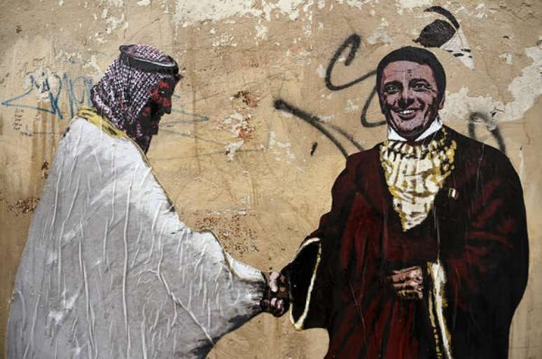 Mural em Roma ironiza proximidade entre Mohammed bin Salman e Matteo Renzi