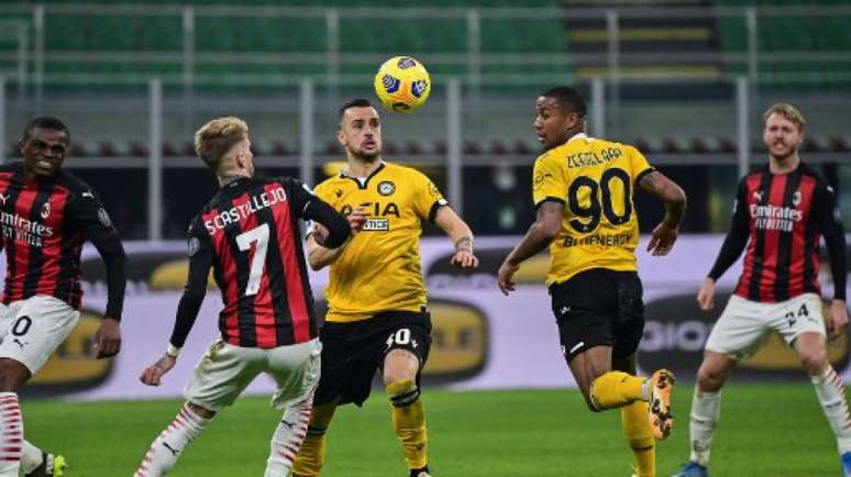 Milan teve dificuldades de criação contra a Udinese (MIGUEL MEDINA / AFP)