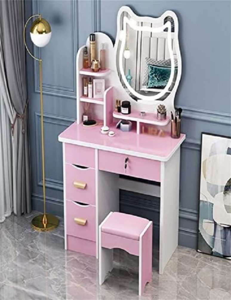 42. Penteadeira rosa com espelho em formato criativo. Fonte: Pinterest