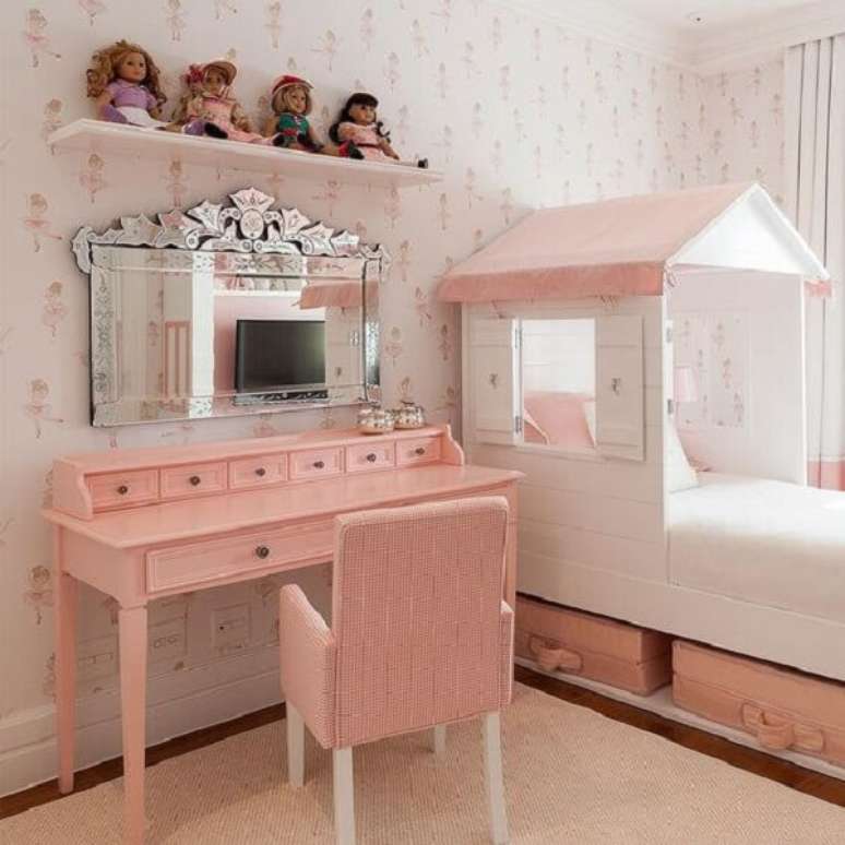 31. Penteadeira cor de rosa com espelho decora o quarto de menina. Fonte: Pinterest