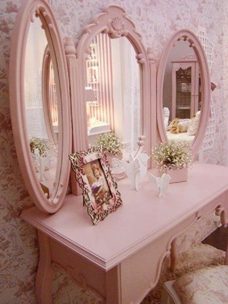 18. Cadeira para penteadeira rosa estofada com estampas florais. Fonte: Pinterest