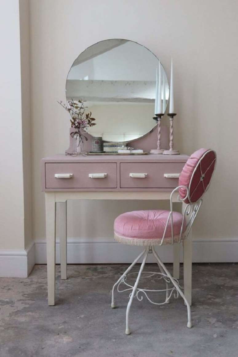17. Cadeira para penteadeira rosa com pés de ferro. Fonte: Pinterest
