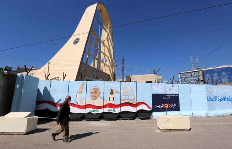 Muro com grafite em homenagem ao papa Francisco em Bagdá, capital do Iraque