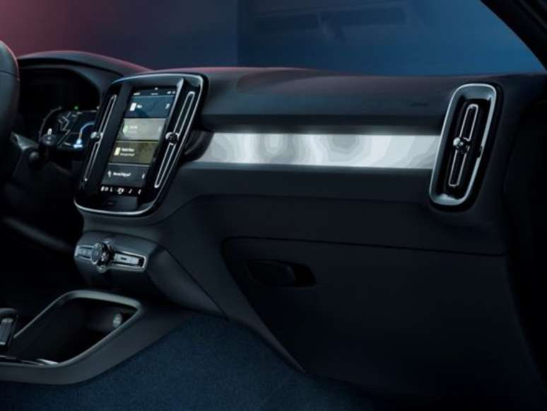 Interior do Volvo C40 traz aspecto semelhante ao do XC40, com central multimídia vertical. 