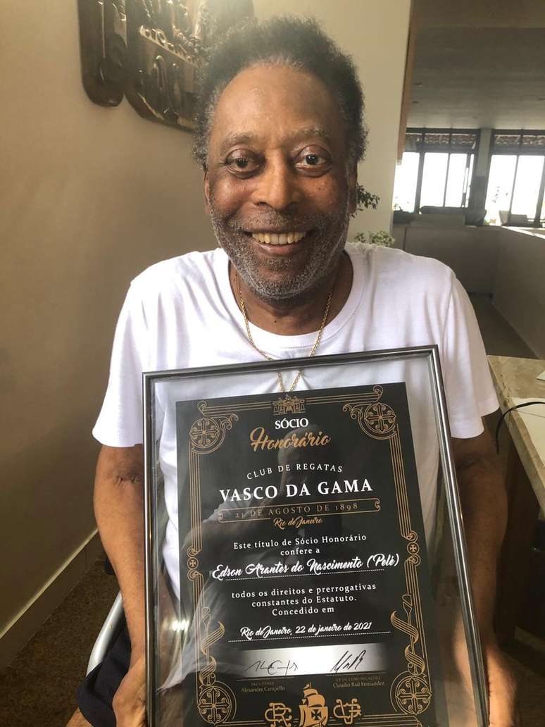 Pel&eacute; &eacute; homenageado pelo Vasco com t&iacute;tulo de s&oacute;cio honor&aacute;rio