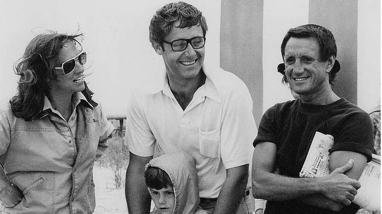 Peter Benchley (ao centro, com a esposa Wendy e o ator Roy Scheider de 'Tubarão') coescreveu o roteiro do filme, mas tinha reservas quanto ao produto final