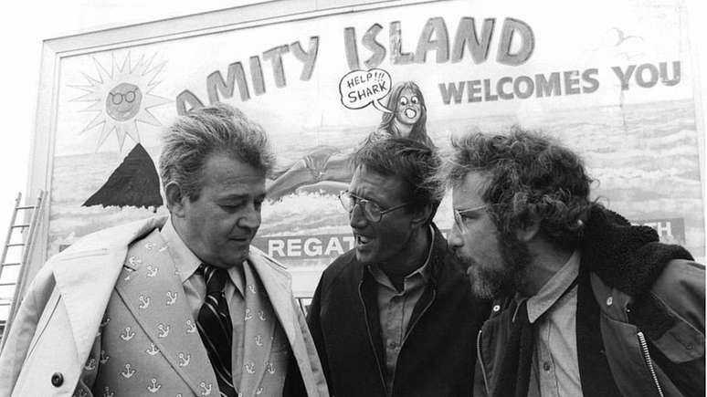 No filme Tubarão, o prefeito Larry Vaughn (à esquerda) se recusa irresponsavelmente a fechar as praias da ilha