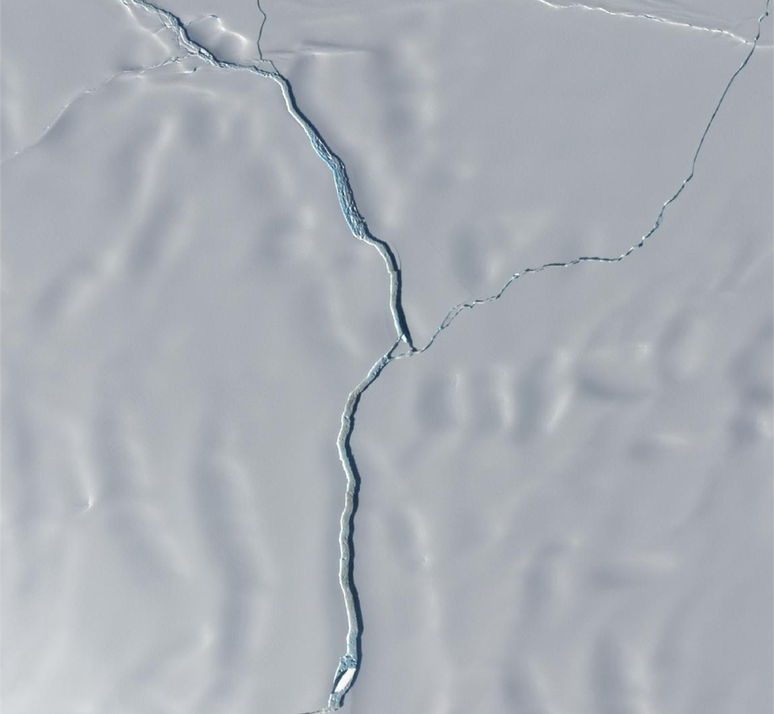 Imagem aproximada mostra separação entre iceberg e plataforma de Brunt