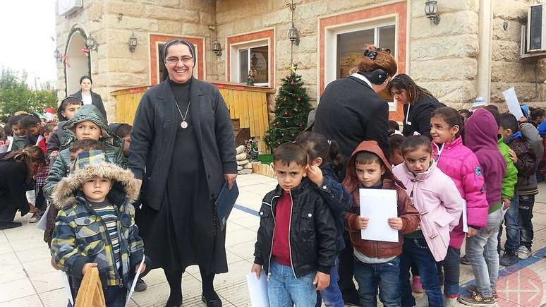 O convento da irmã Sanaa Hana, em Mossul, foi destruído pelo Estado Islâmico. Na foto, ela aparece em Erbil na casa da congregação onde encontrou refúgio