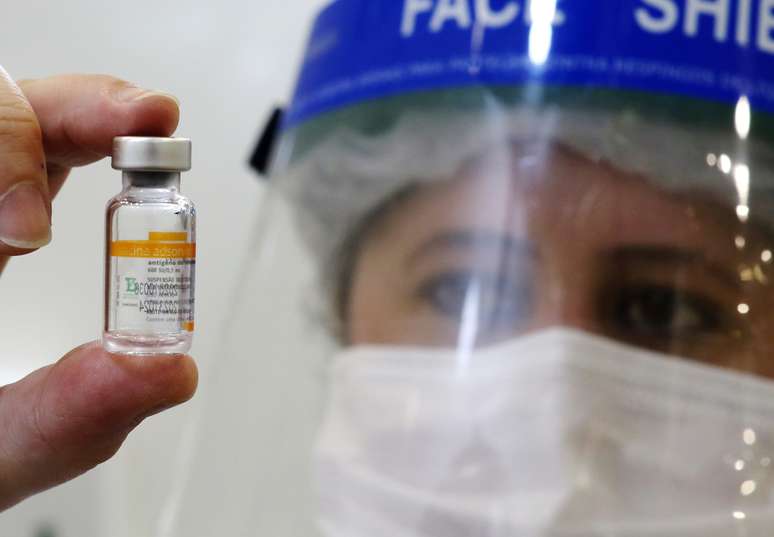 Profissional de saúde mostra frasco da vacina contra Covid-19 CoronaVac em centro de vacinação em Curitiba
28/01/2021 REUTERS/Rodolfo Buhrer