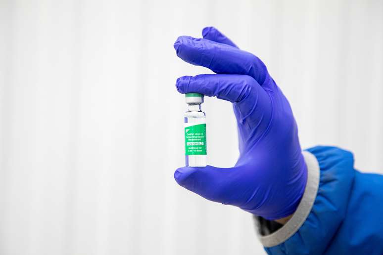 Frasco da vacina da AstraZeneca contra Covid-19 no Canadá
03/03/2021 REUTERS/Carlos Osorio
