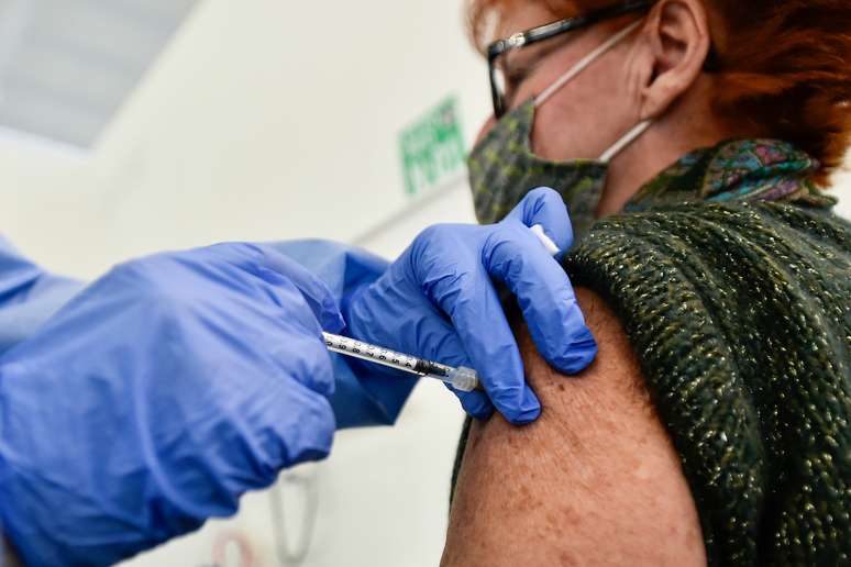 Mulher recebe aplicação de vacina contra Covid-19 em Bergamo, na Itália
01/03/2021 REUTERS/Flavio Lo Scalzo