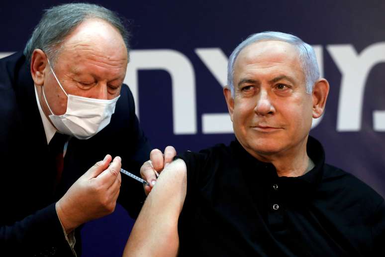 Primeiro-ministro israelense, Benjamin Netanyahu, é vacinado contra a Covid-19 em centro médico em Ramat Gan, em Israel
19/12/2020 REUTERS/Amir Cohen/Pool