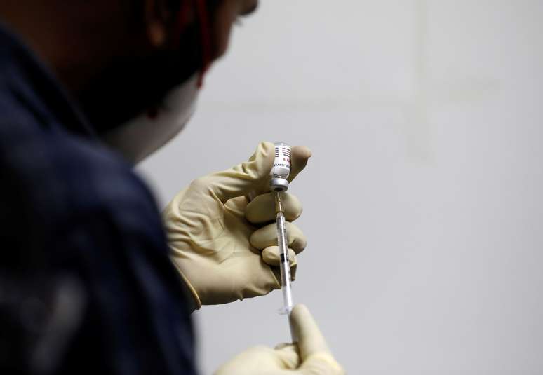 Profissional de saúde prepara dose da Covaxin em Ahmedabad, na Índia
26/11/2020
REUTERS/Amit Dave