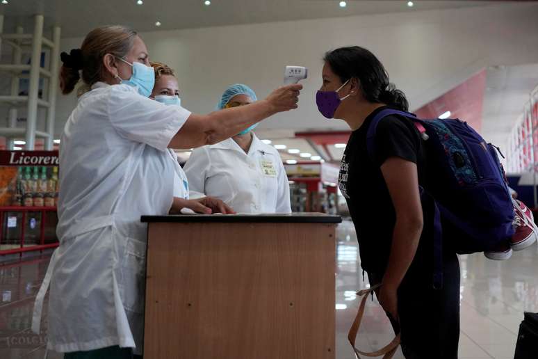 Viajante tem temperatura checada no aeroporto internacional José Martí, em Havana
15/11/2020
REUTERS/Alexandre Meneghini