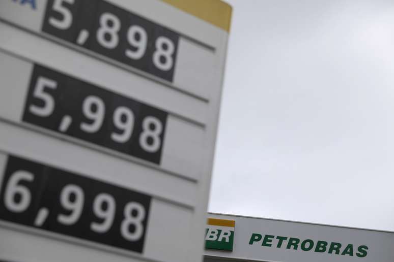 Preços em posto de combustível no Rio de Janeiro
REUTERS/Ricardo Moraes