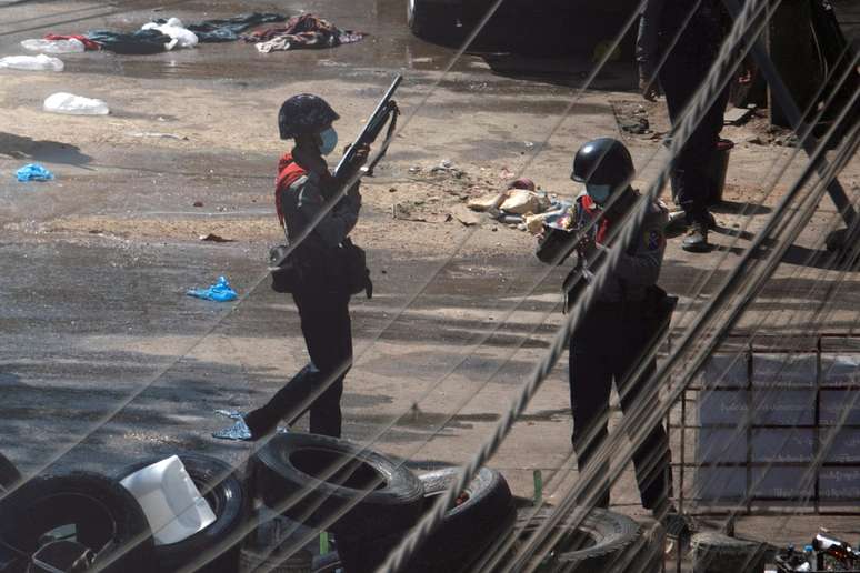 Forças de segurança durante protesto em Yangon, Mianmar
 4/3/2021  REUTERS/Stringer