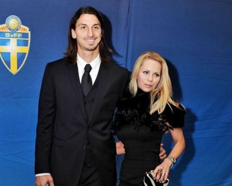Zlatan Ibrahimovic (esquerda) e Helena Seger (direita) em evento da seleção sueca (Reprodução)