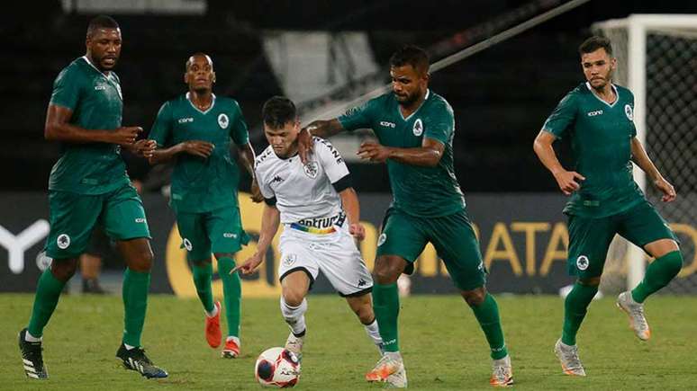 Ronald encara quatro defensores do Boavista (Foto: Vitor Silva/Botafogo)