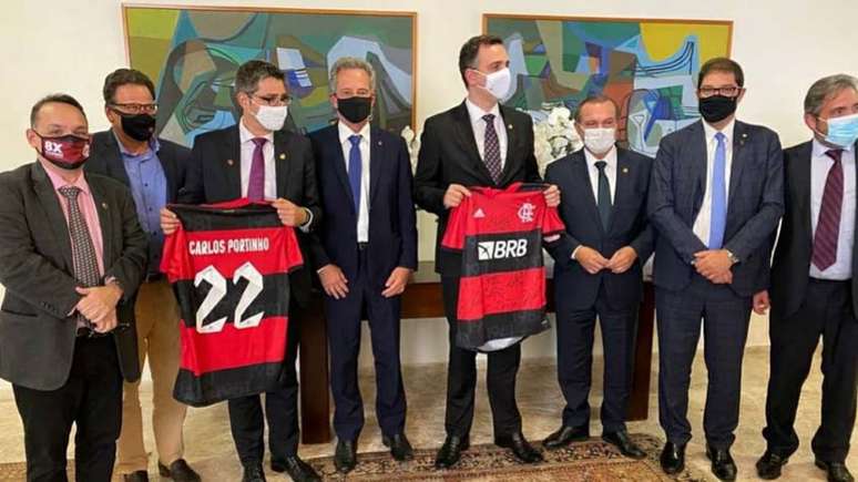 A diretoria do Flamengo reunida com senadores e deputado federal nesta quarta (Foto: Twitter/Carlos Portinho)
