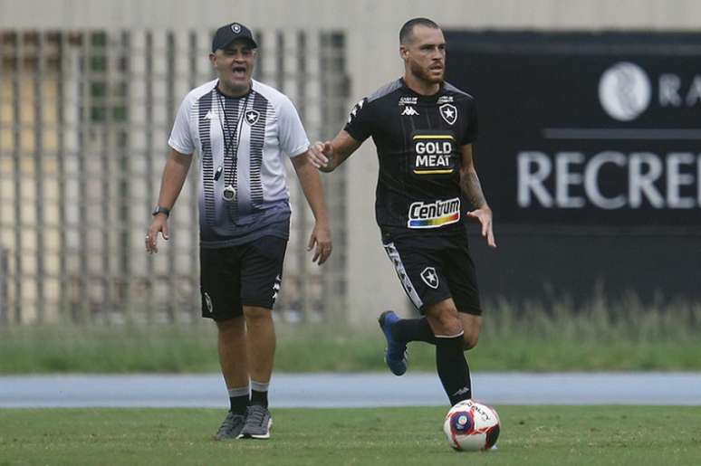 Pedro Castro em treino do Botafogo (Foto: Vítor Silva/Botafogo)