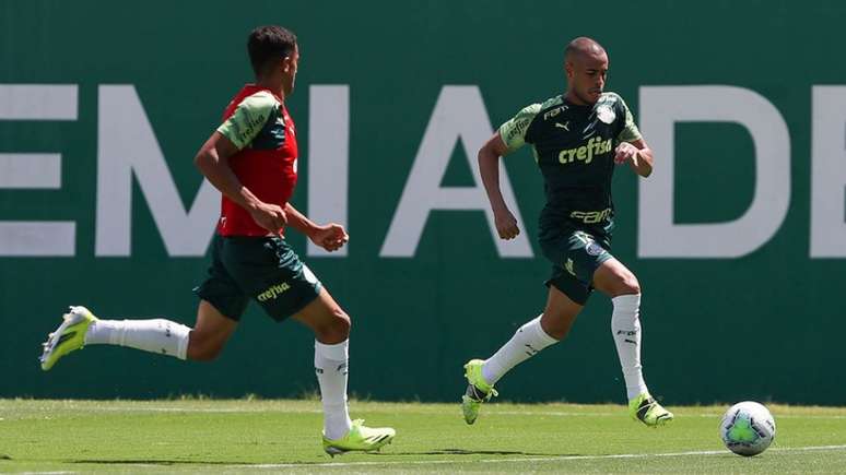 Mayke durante treinamento do Verdão na Academia de Futebol (Foto: Cesar Greco/Palmeiras)