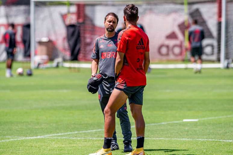 Mauricio Souza conversa com Pepê durante atividade (Foto: Marcelo Cortes/Flamengo)