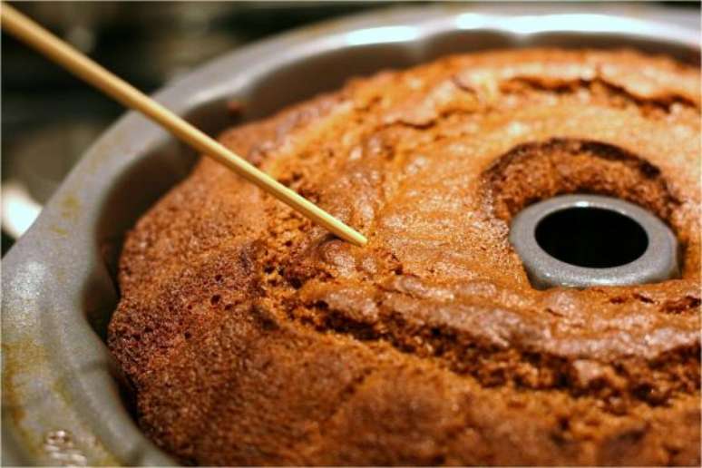 2. Antes de retirar o bolo de milho de lata do forno faça o teste do palito.