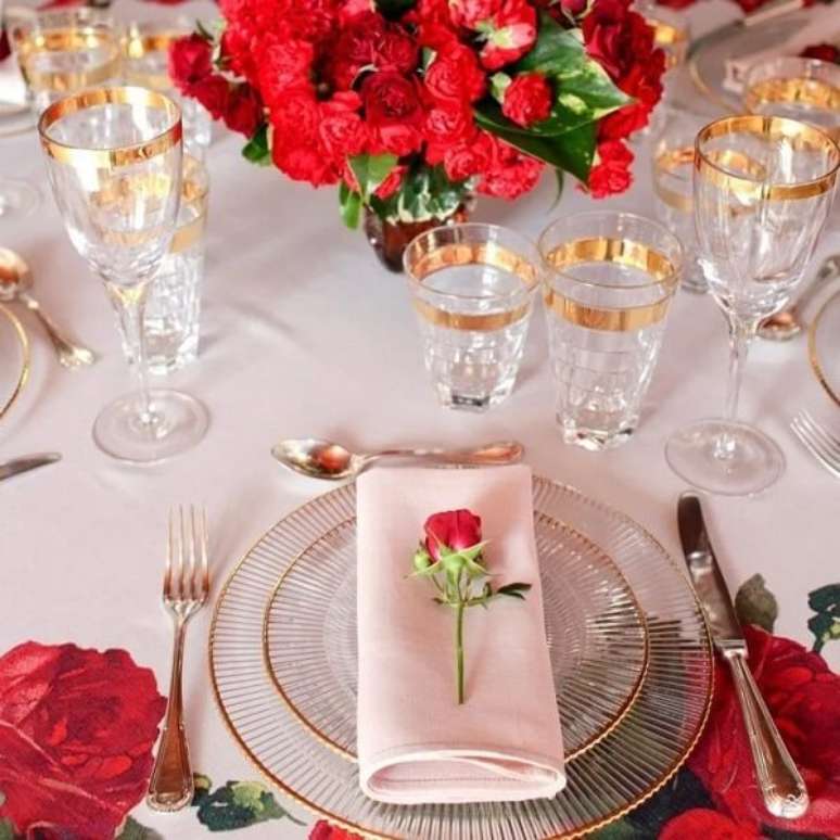 70- As rosas vermelhas trazem um clima romântico para a decoração da mesa. Fonte: Giselle Bassi