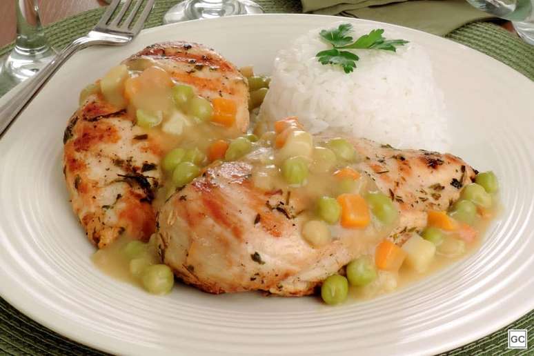 Frango grelhado ao molho de legumes