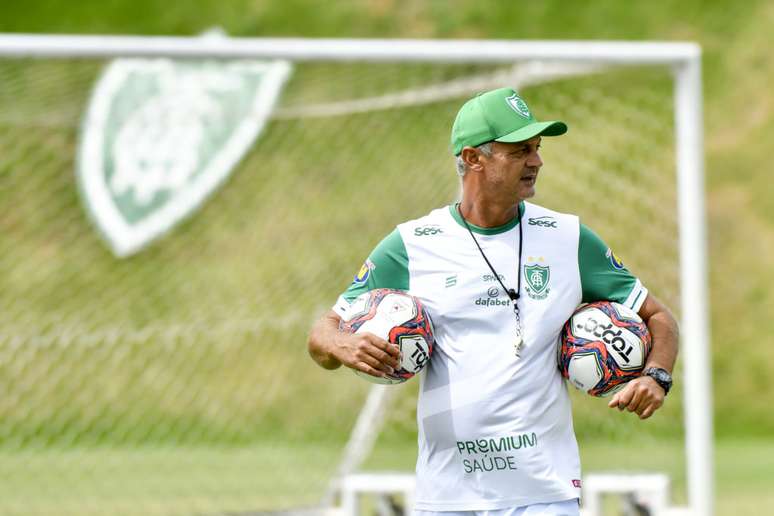 Lisca, o técnico do América-MG, fez um apelo para a CBF não realizar a Copa do Brasil agora