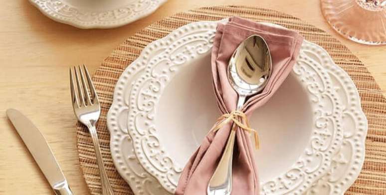 20- Na mesa posta para jantar, o guardanapo foi amarrado na colher da sopa. Fonte: Blog Camicado