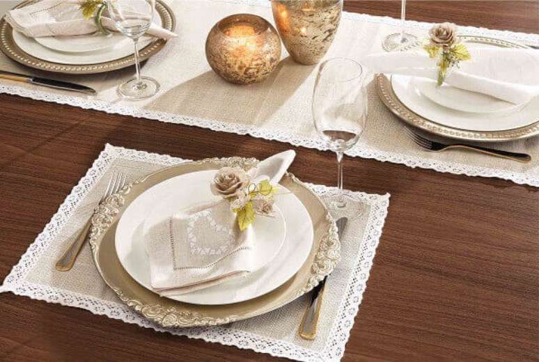 21- Na mesa posta para jantar, a toalha e o jogo americano tem rendas para arrematar as pe&ccedil;as. Fonte: Copa&Cia
