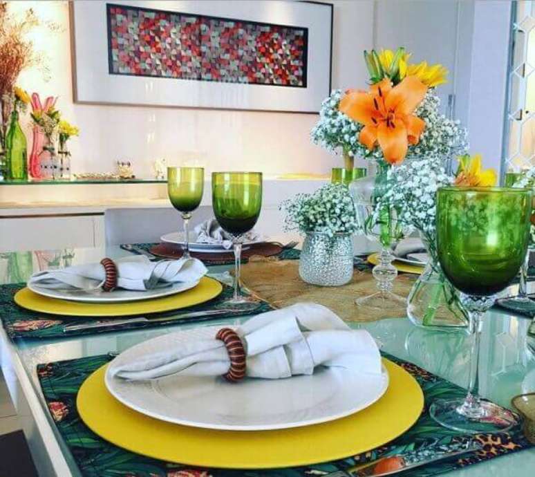 24- A mesa posta para jantar tem os tons amarelo, branco e verde. Fonte: Tribuna do Ceará
